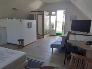 4 chambres, coffre-fort, bureau, fer et planche à repasser