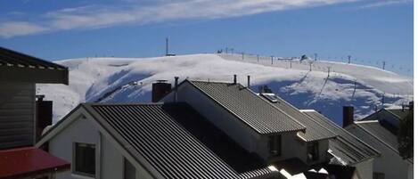 Filas de casas con techos inclinados, probablemente en una zona montañosa nevada.