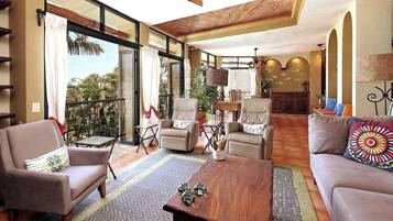 Villa, 4 habitaciones, alberca privada, vista al jardín | Área de sala de estar | Libros