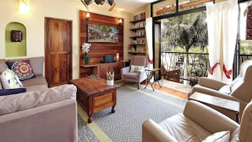 Villa, 4 habitaciones, alberca privada, vista al jardín | Sala de estar | Libros