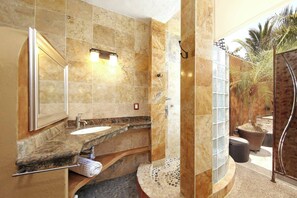 Villa, 4 Schlafzimmer, eigener Pool, Gartenblick | Badezimmer | Seife, Shampoo