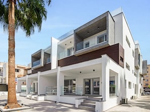Apartment, 3 Bedrooms, Balcony, City View | Front of property