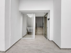 Apartment, 3 Bedrooms, Balcony, City View | Property entrance