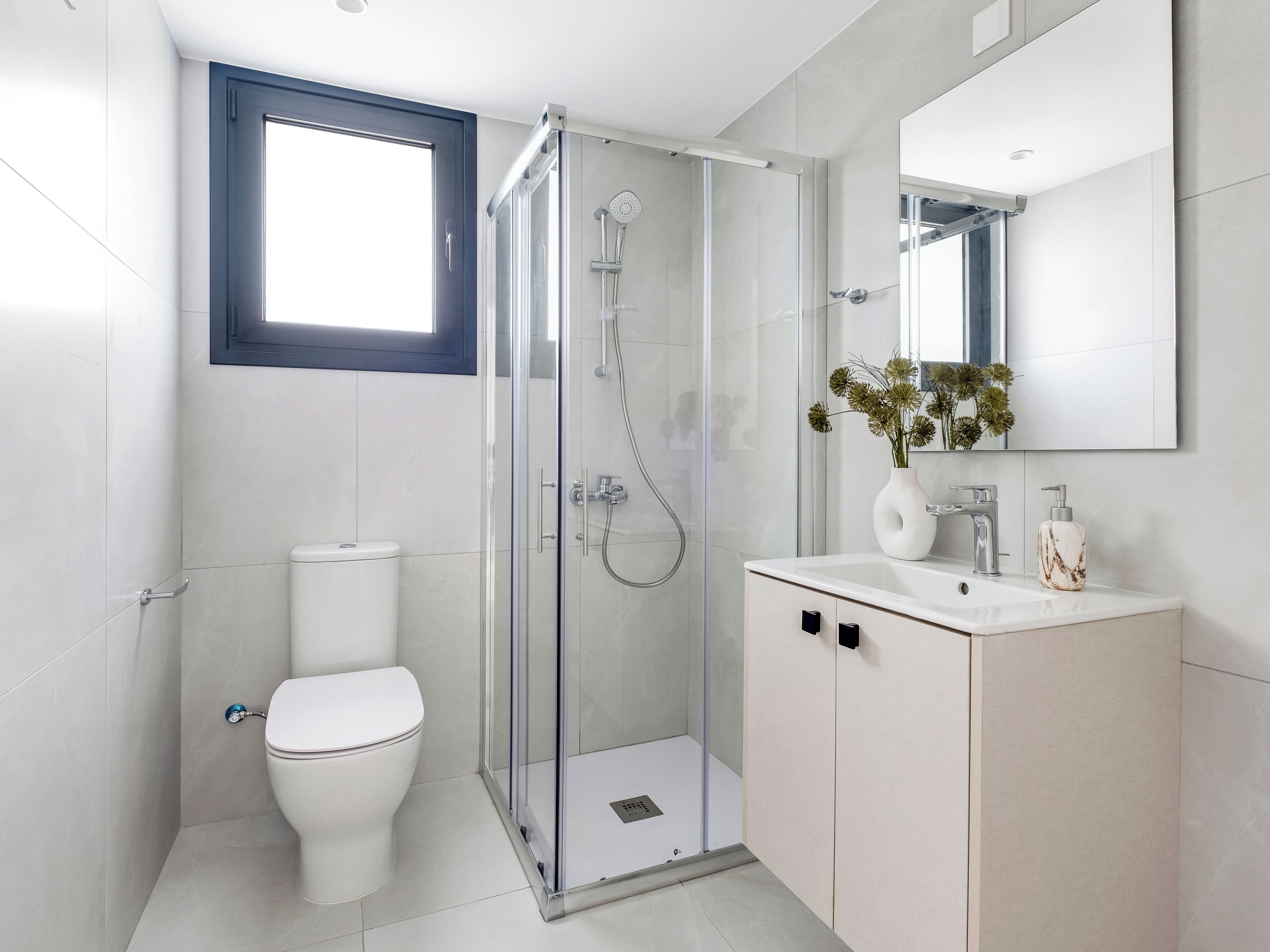 Sanders Elgio - Neat 3-bdr Apt w Rooftop