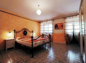 1 bedroom, desk, free WiFi, bed sheets