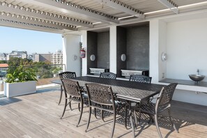 Outdoor dining - The Legacy 107 (Cape Town)