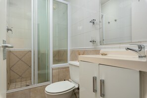 舒适开间 | 浴室 | 淋浴设施、吹风机、毛巾、洗发水