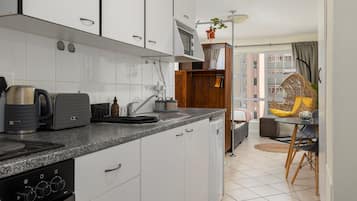 Comfort Studio | Private kitchen | Fridge, microwave, oven, stovetop