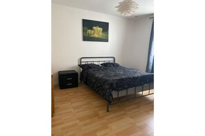 1 dormitori, escriptori i planxa i posts de planxar