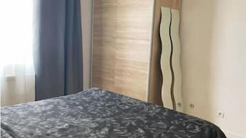 1 chambre, bureau, fer et planche Ă repasser, lit parapluie