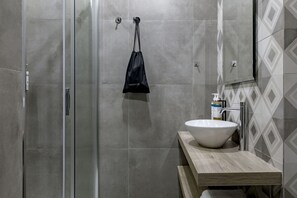 Bruser, designertoiletartikler, hårtørrer, bidet