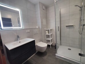 Douche, sèche-cheveux, serviettes fournies