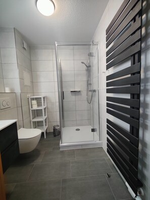 Een douche, een haardroger, handdoeken