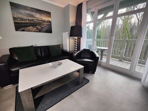 Smart-TV, DVD-Player, Bücher, Stereoanlage