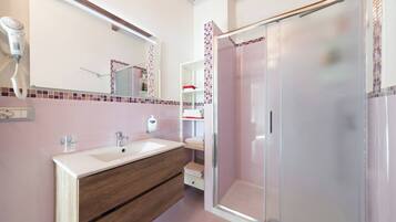 Apartamento, 2 quartos, sacada, vista para a cidade | Chuveiro