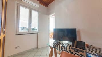 Apartamento, 2 quartos, sacada, vista para a cidade | Comodidades do quarto