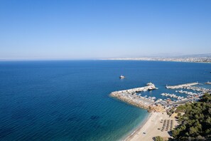 Playa en los alrededores y toallas de playa
