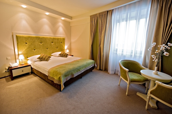 Comfort Room Single Use | In-room safe, desk, laptop workspace, iron/ironing board