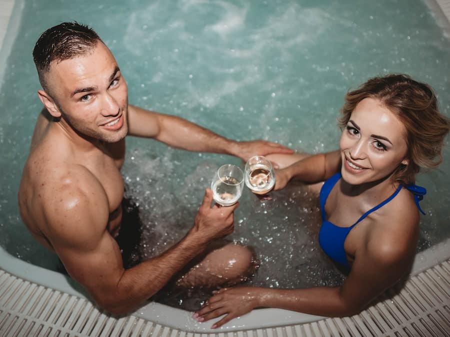 Un sauna, una bañera de hidromasaje, masajes