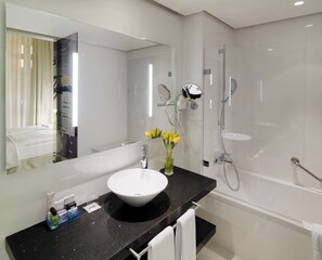 مستلزمات للعناية الشخصية صديقة للبيئة، مجففات شعر، خف للقدمين، مناشف