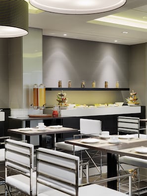 Kontinental frokost hver dag (EUR 25 per person)