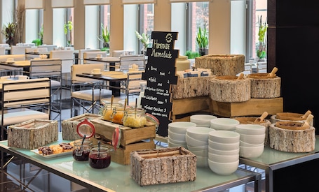 Desayuno continental diario (EUR 25 por persona)