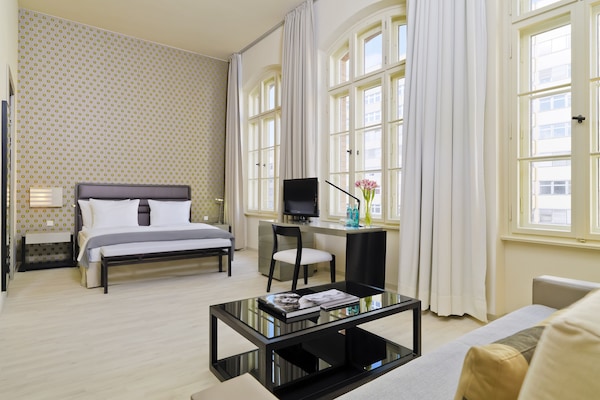 Loft standard | Roupas de cama antialérgicas, frigobar, cofres nos quartos, escrivaninha