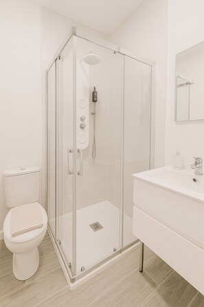 Hårtørrer, Sæbe, Toiletpapir