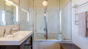 Duschwanne, Haartrockner, Bidet, Handtücher