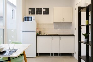 Fridge, microwave, stovetop, coffee/tea maker