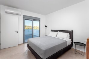4 bedrooms, iron/ironing board, free WiFi, bed sheets - Villa Heather with Private Pool (Kolympia)