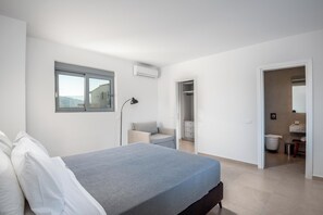 4 bedrooms, in-room safe, iron/ironing board, travel cot