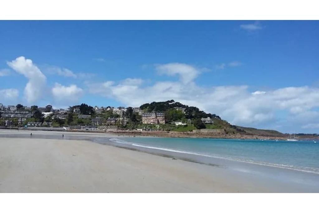 Beach nearby, sun loungers