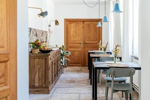 Tägliches Frühstück mit Selbstbedienung gegen Gebühr