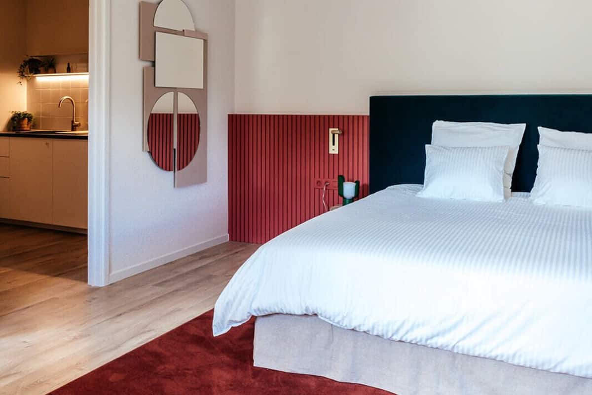 Premium bedding, down comforters, minibar, individually decorated