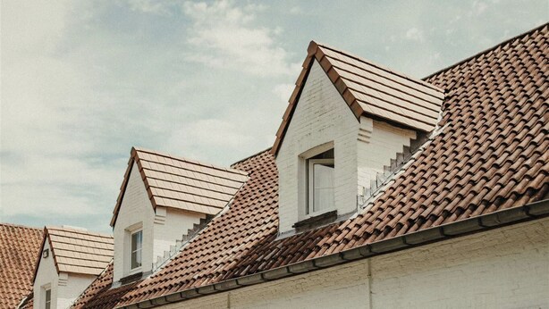 A row of white buildings with red-tiled roofs and white shutters. - Villa Parkbos (De Pinte)