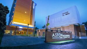 Et moderne hotel med et tydeligt Aston logo, en stor digitalskærm og en godt oplyst indgang.