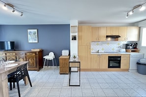 Réfrigérateur, four à micro-ondes, un four, surface de cuisson