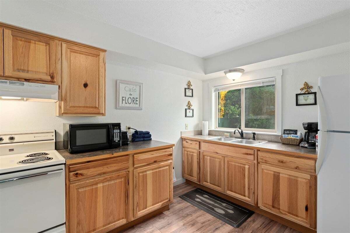 Coffee/tea maker, fridge, microwave, oven