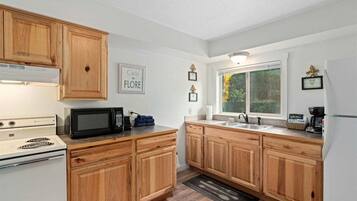 Coffee/tea maker, fridge, microwave, oven