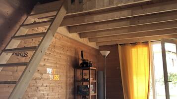 5 bedrooms, desk, iron/ironing board, travel cot