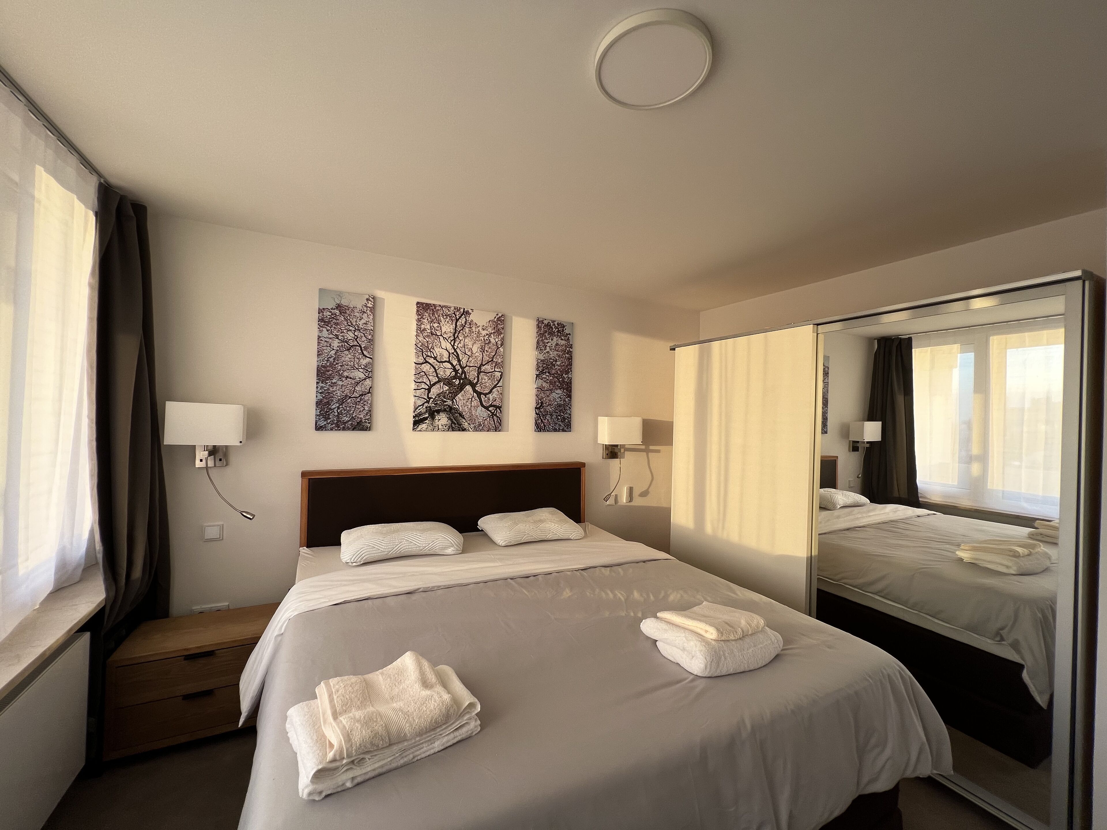 2 bedrooms, in-room safe, desk, WiFi