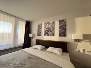 2 bedrooms, in-room safe, desk, WiFi