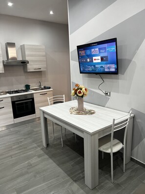 Kühlschrank, Ofen, Herdplatte, Wasserkocher mit Kaffee-/Teezubehör