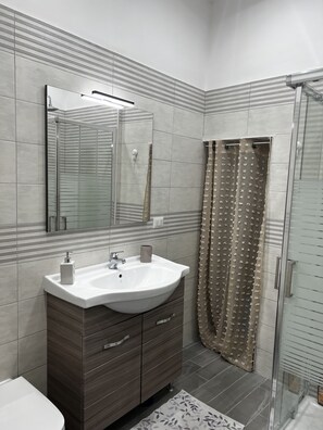 Shower, hair dryer, bidet, towels - In the heart of Naples typical Neapolitan accommodation finely renovated equipped with (Napoli)