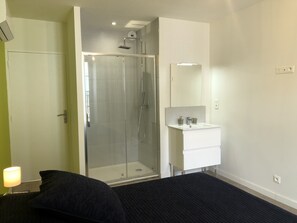 Douche, sèche-cheveux