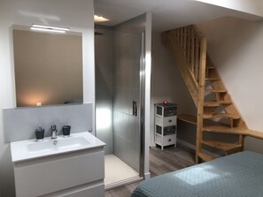 3 bedrooms, iron/ironing board, free WiFi