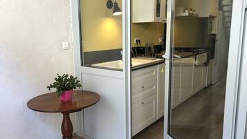 JÀÀkaappi, mikroaaltouuni, uuni, liesi