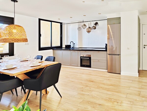 Réfrigérateur, lave-vaisselle, cafetière/bouilloire