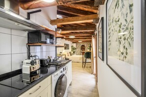 Geladeira, micro-ondas, cafeteira/chaleira, chaleira elétrica